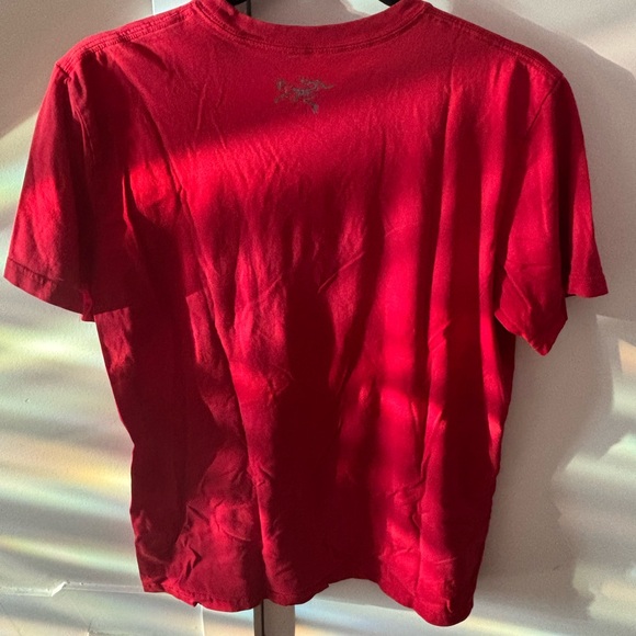 Vintage Arc'teryx Red T-Shirt with Geometric Design - Picture 3 of 5